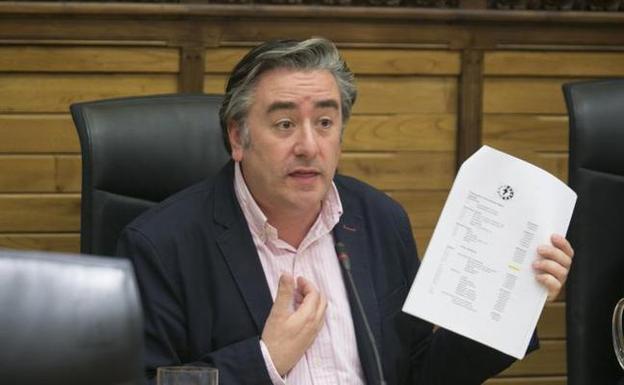 Nacho Vegas llama «gánster» a Pablo González, concejal del Partido Popular de Gijón