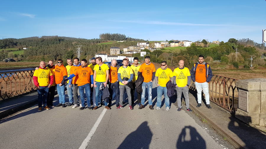 Trabajadores de las plantas de Avilés y A Coruña de Alcoa se han reunido en el puente de Porto, entre Asturias y Galicia, para anunciar la convocatoria de una jornada de huelga para el día 19. Al tiempo, protagonizarán una marcha que partirá de Castropol y Ribadeo y se reunirá en el paso sobre la ría del Eo, para representantar que el futuro de la multinacional atañe a dos territorios. 