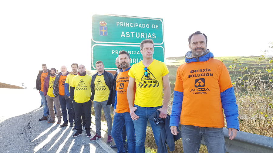 Trabajadores de las plantas de Avilés y A Coruña de Alcoa se han reunido en el puente de Porto, entre Asturias y Galicia, para anunciar la convocatoria de una jornada de huelga para el día 19. Al tiempo, protagonizarán una marcha que partirá de Castropol y Ribadeo y se reunirá en el paso sobre la ría del Eo, para representantar que el futuro de la multinacional atañe a dos territorios. 
