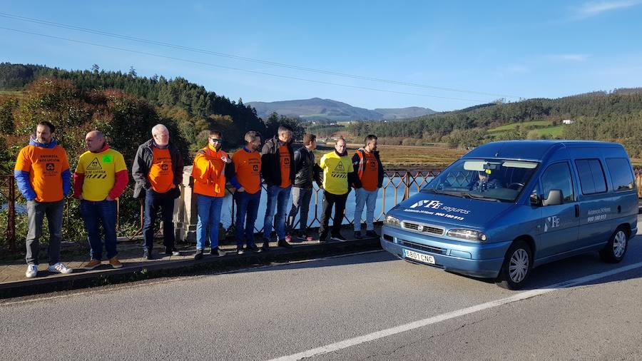 Trabajadores de las plantas de Avilés y A Coruña de Alcoa se han reunido en el puente de Porto, entre Asturias y Galicia, para anunciar la convocatoria de una jornada de huelga para el día 19. Al tiempo, protagonizarán una marcha que partirá de Castropol y Ribadeo y se reunirá en el paso sobre la ría del Eo, para representantar que el futuro de la multinacional atañe a dos territorios. 