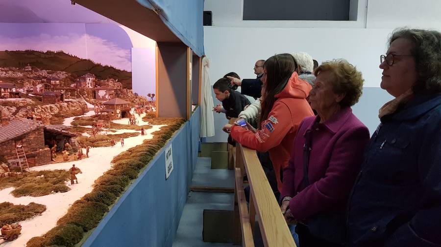 Los oficios y la arquitectura popular de Asturias dan forma al belén popular de La Caridad, que ha abierto sus puertas un año más. Las piezas móviles y el juego de luces sonidos dan vida a esta consolidada recreación.