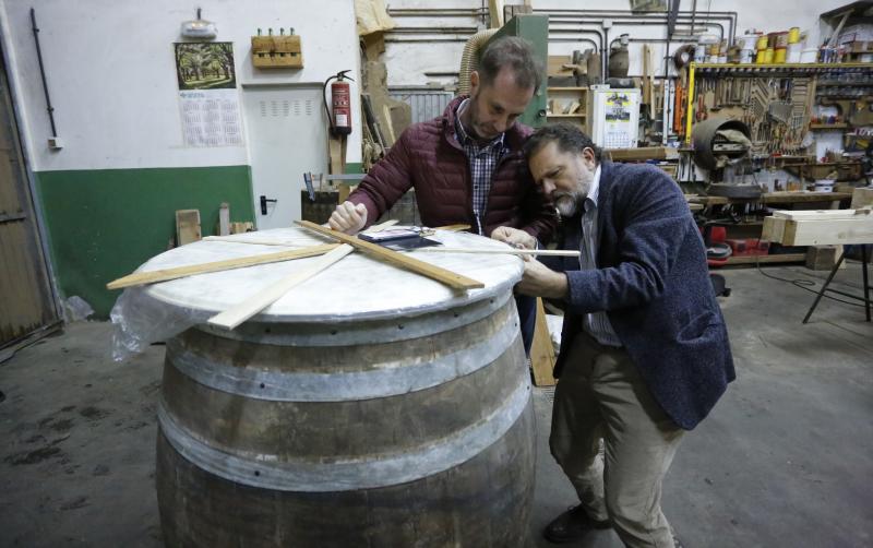 El tonelero Rafael Vigil construye en su taller de Peón (Villaviciosa) a partir de una pipa de sidra un takio, un instrumento astur-japonés que la Orquesta de Cámara de Siero usará en su espectáculo 'El faro'.