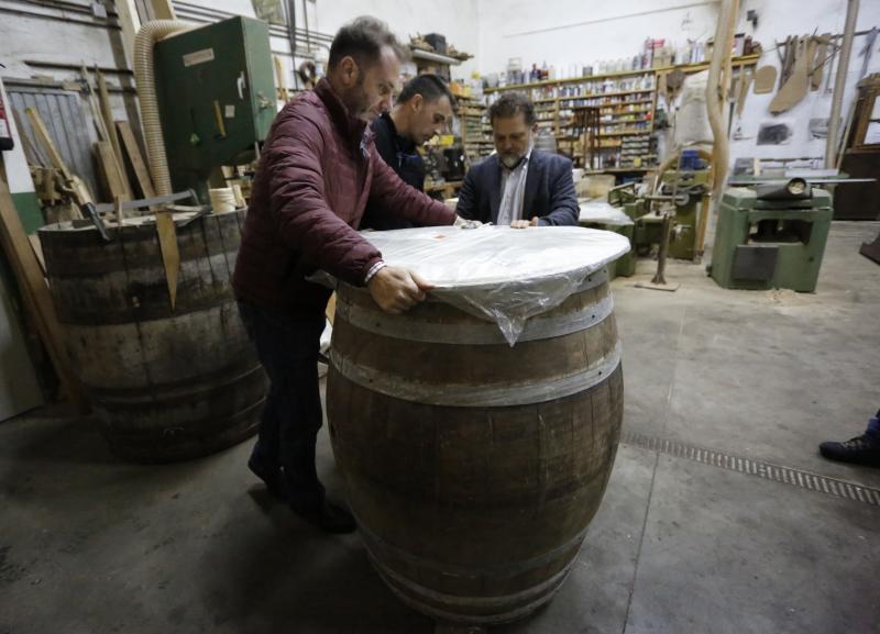 El tonelero Rafael Vigil construye en su taller de Peón (Villaviciosa) a partir de una pipa de sidra un takio, un instrumento astur-japonés que la Orquesta de Cámara de Siero usará en su espectáculo 'El faro'.