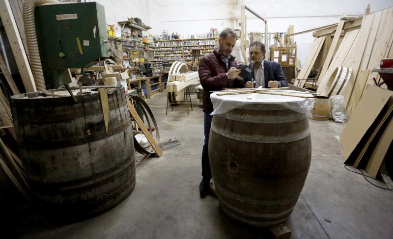 El tonelero Rafael Vigil construye en su taller de Peón (Villaviciosa) a partir de una pipa de sidra un takio, un instrumento astur-japonés que la Orquesta de Cámara de Siero usará en su espectáculo 'El faro'.