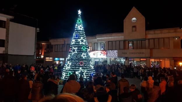 Encendido del árbol de Navidad en la plaza de España. 