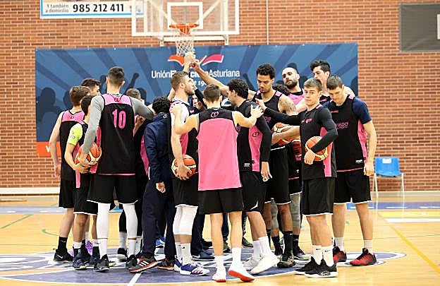 Los jugadores y el cuerpo técnico, conjurados en el último entrenamiento. 