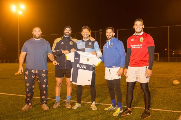 Alan y Dani Bellelli, en los extremos, son seguidores de River Plate; Seba, Chipi y Juan, en el centro, posan con la camiseta de Boca Juniors antes del entrenamiento con el Belenos. 