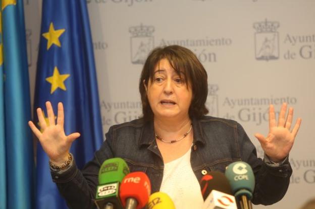 La concejala Begoña Fernández anuncia su renuncia, respaldada por todos los compañeros de su grupo municipal. 