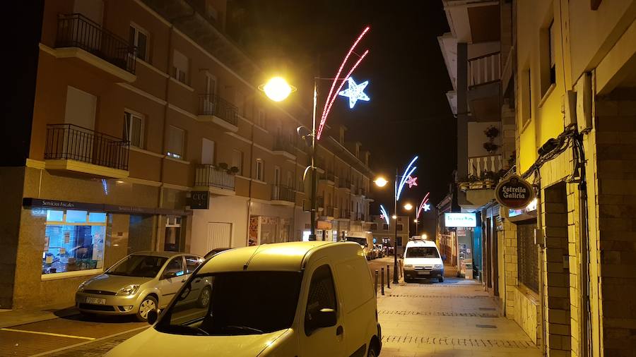 Fotos: Un total de 8.000 bombillas LED conforman el alumbrado navideño de La Caridad