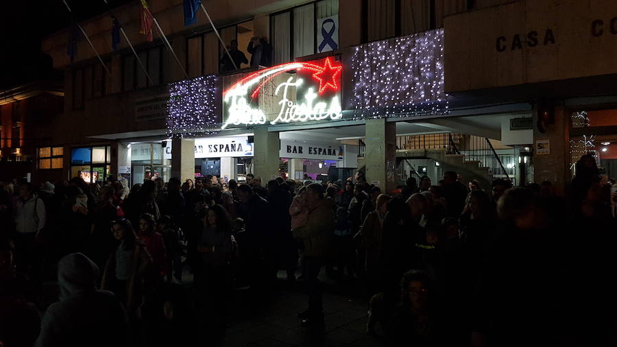 Fotos: Un total de 8.000 bombillas LED conforman el alumbrado navideño de La Caridad