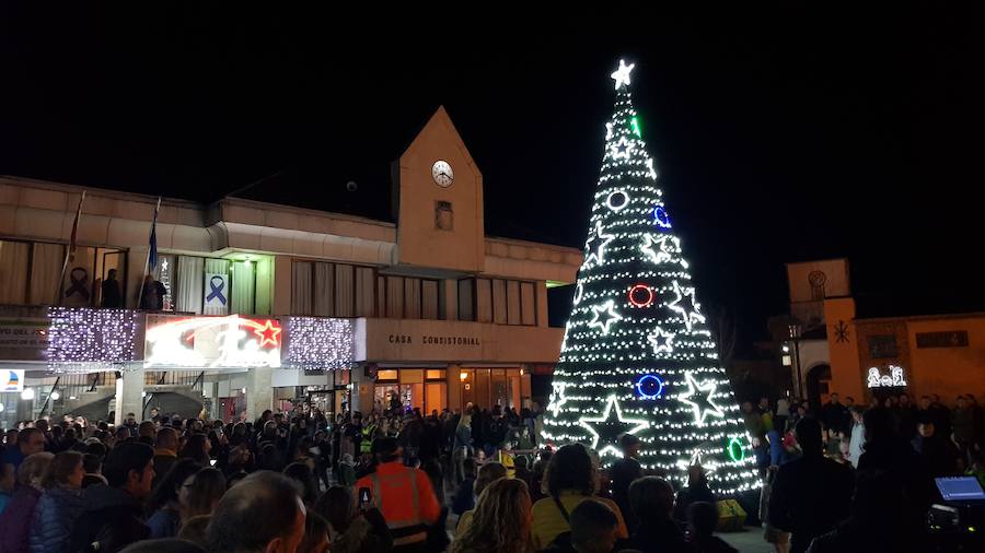 Fotos: Un total de 8.000 bombillas LED conforman el alumbrado navideño de La Caridad