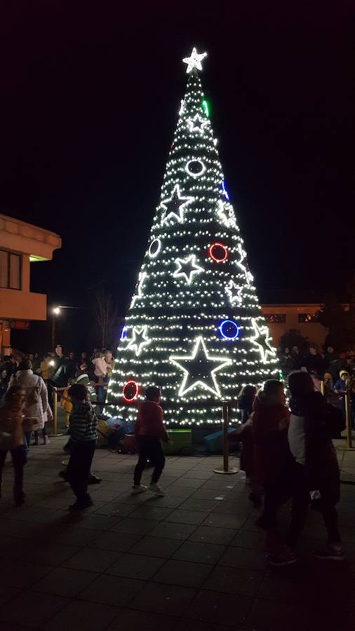 Fotos: Un total de 8.000 bombillas LED conforman el alumbrado navideño de La Caridad