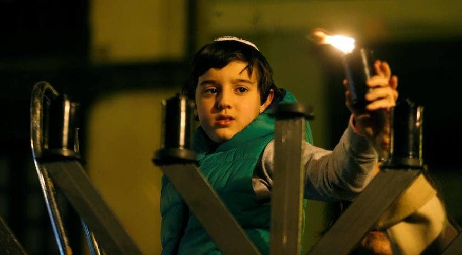 La comunidad judía de Asturias celebró el encendido público de la fiesta de las luces, en la plaza del Fontán. Tras despedir al Shabat, día de descanso de esta confesión, se procedió al encendido de la 'januquiá' un gran candelabro símbolo del pueblo israelí, pero de ocho velas en vez de las habituales siete, con el que se rememora un milagro sucedido durante la recuperación del segundo Templo de Jerusalén.