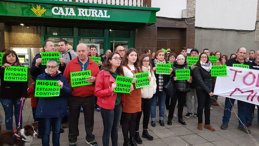 Los asistentes portaron carteles donde se mostraba el apoyo al hombre detenido.