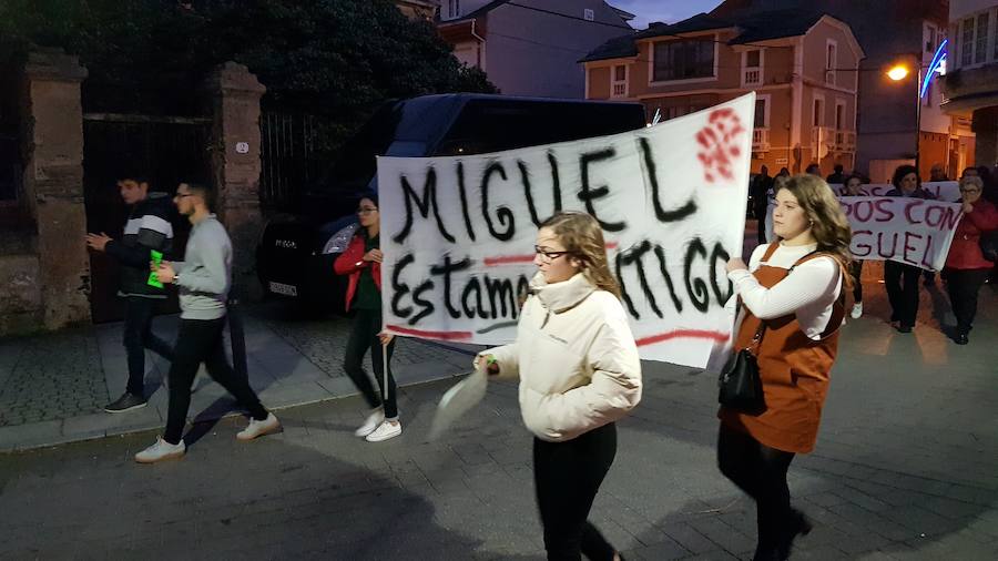 Los asistentes portaron carteles donde se mostraba el apoyo al hombre detenido.