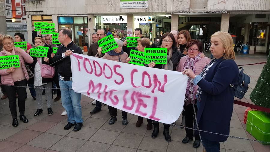 Los asistentes portaron carteles donde se mostraba el apoyo al hombre detenido.