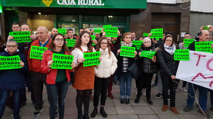 Los asistentes portaron carteles donde se mostraba el apoyo al hombre detenido.