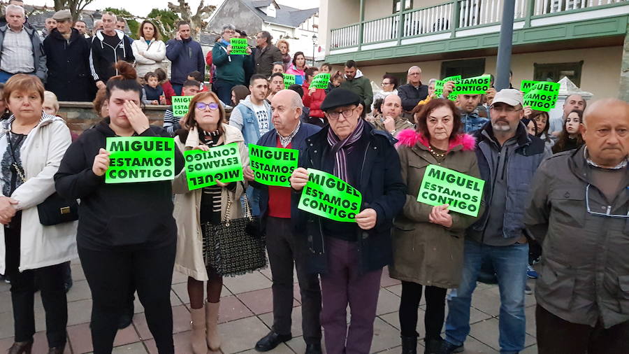 Los asistentes portaron carteles donde se mostraba el apoyo al hombre detenido.