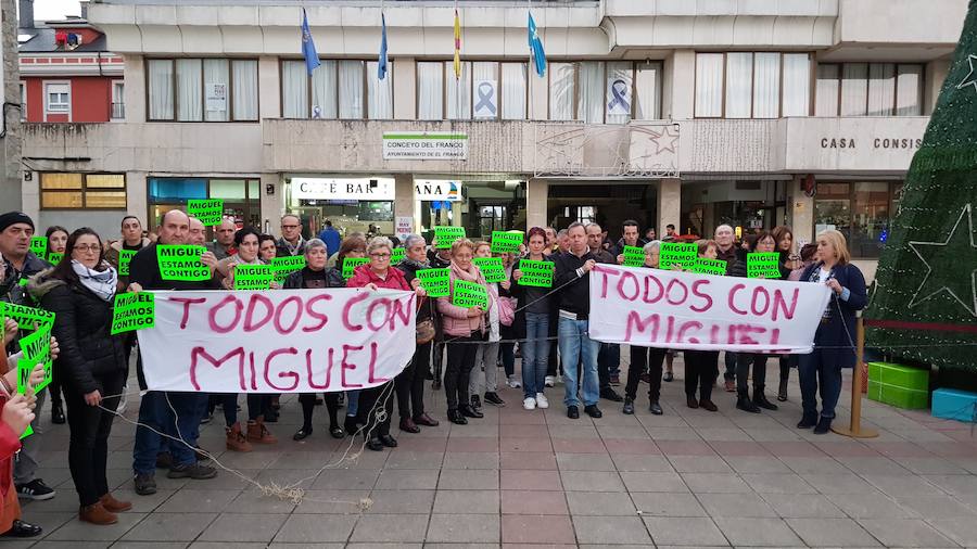 Los asistentes portaron carteles donde se mostraba el apoyo al hombre detenido.