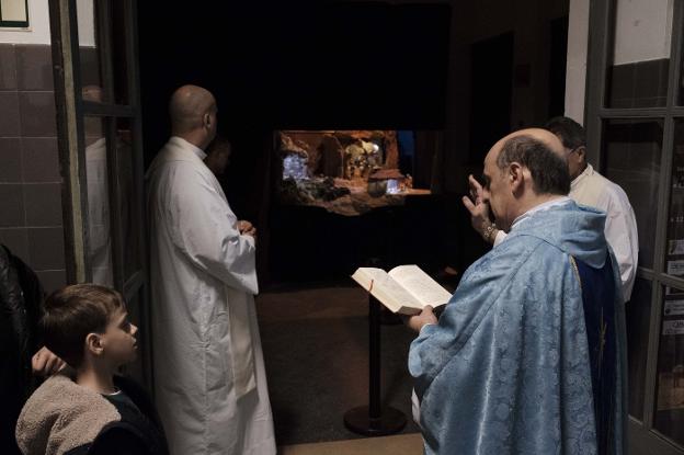 El padre José Manuel Peco bendice el belén en la iglesia de la Inmaculada. 