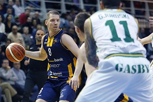 El local Roope Ahonen, en un instante del partido disputado anoche en Pumarín. 