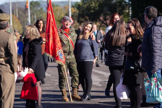 Un militar se hace una fotografía junto a una familiar, tras el desfile.