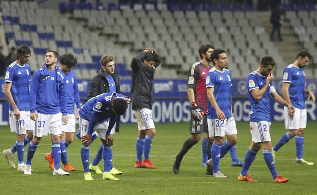 Los jugadores del Real Oviedo, cabizbajos tras el encuentro.