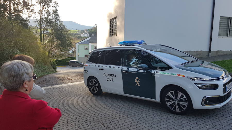 Miguel F. M., en libertad con una orden de alejamiento a 30 metros de su exmujer, llegaba a declarar en un coche de la Guardia Civil y, a su salida, charlaba con familiares que se habían acercado a apoyarle.