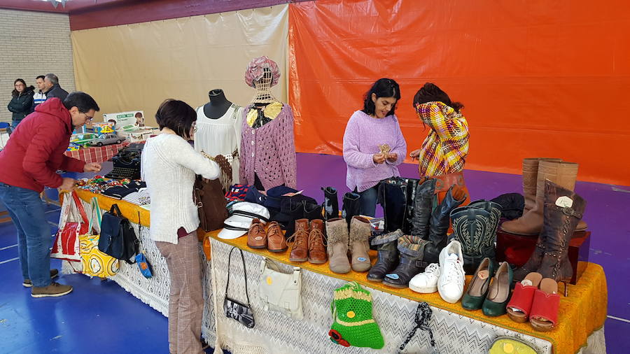 Una treintena de puestos han participado en el mercado de segunda mano de Vegadeo, un espacio en el que se han puesto a la venta ropa, juguetes, libros y una gran variedad de objetos antiguos.