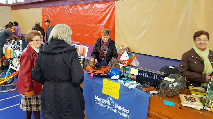 Una treintena de puestos han participado en el mercado de segunda mano de Vegadeo, un espacio en el que se han puesto a la venta ropa, juguetes, libros y una gran variedad de objetos antiguos.