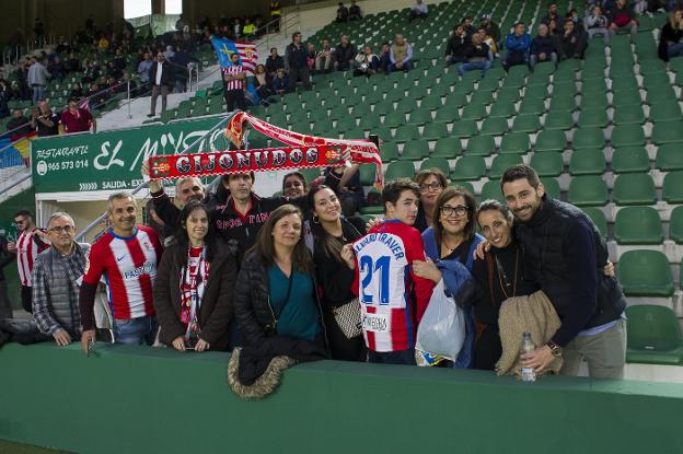 Dos de los aficionados que se desplazaron para alentar al equipo. Representantes de la peña Los Campinos. La familia de Álvaro Traver no quisieron perderse el partido del Sporting. 