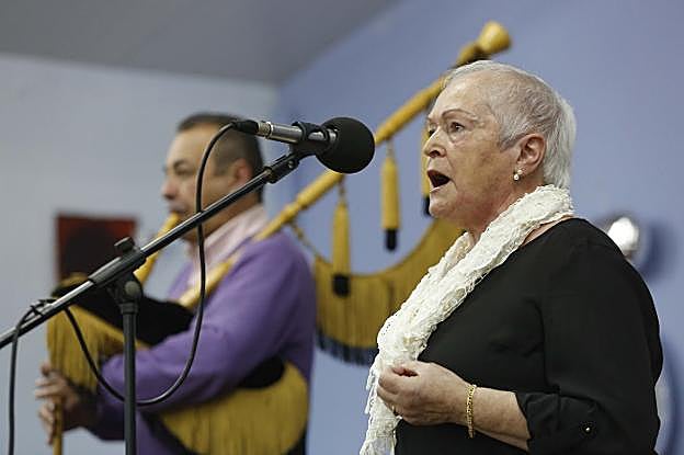 Dorinda García, de Gijón, junto con el gaitero Valentín Fuente. 