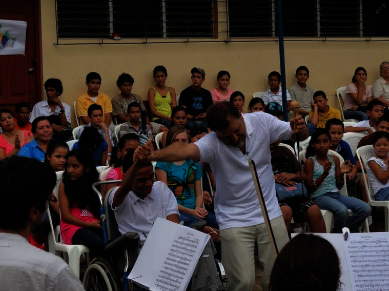 Manuel Paz dirige junto a un niño con autismo en Nicaragua. 