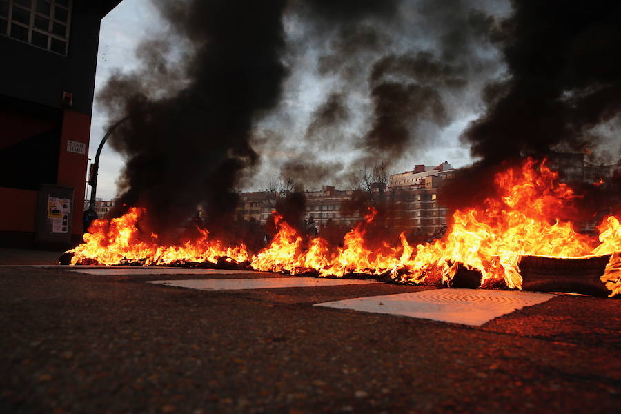 La protesta de los sindicatos minoritarios cortó el acceso a la ciudad por Sanz Crespo