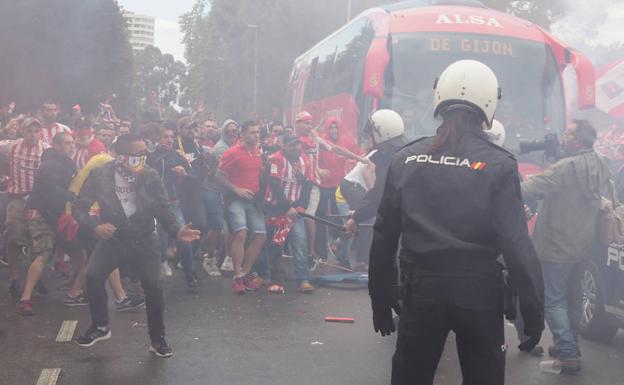 Enfrentamiento entre aficionados del Sporting y la Policía antes del derbi en 2017. 