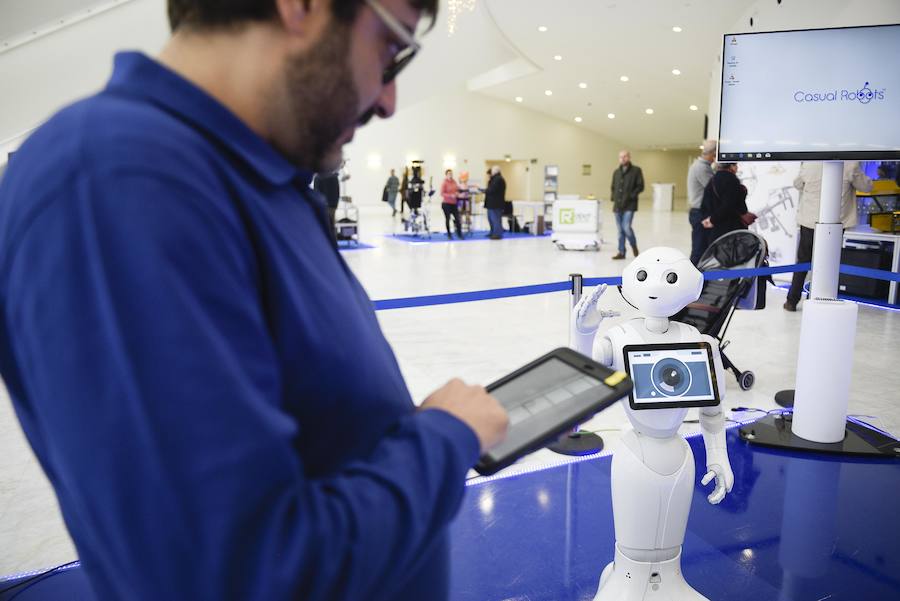 El Palacio de Congresos de la capital asturiana acoge una cita de ciencia ficción protagonizada por los asistentes robóticos del entorno social y doméstico.