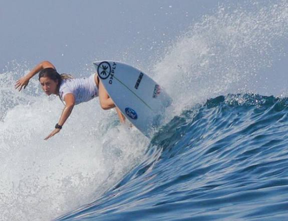 La surfista gijonesa regresó a Asturias el pasado jueves tras pasar un mes en las islas estadounidenses del Pacífico. Hawai fue su último viaje del año, un destino enfocado a desconectar y surfear por libre, una vez bajado el telón de la temporada el mes pasado en Chile.