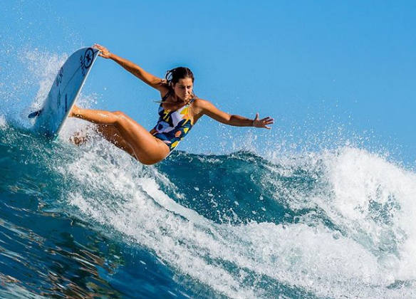 La surfista gijonesa regresó a Asturias el pasado jueves tras pasar un mes en las islas estadounidenses del Pacífico. Hawai fue su último viaje del año, un destino enfocado a desconectar y surfear por libre, una vez bajado el telón de la temporada el mes pasado en Chile.