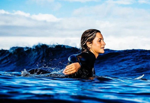 La surfista gijonesa regresó a Asturias el pasado jueves tras pasar un mes en las islas estadounidenses del Pacífico. Hawai fue su último viaje del año, un destino enfocado a desconectar y surfear por libre, una vez bajado el telón de la temporada el mes pasado en Chile.