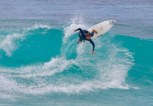 La surfista gijonesa regresó a Asturias el pasado jueves tras pasar un mes en las islas estadounidenses del Pacífico. Hawai fue su último viaje del año, un destino enfocado a desconectar y surfear por libre, una vez bajado el telón de la temporada el mes pasado en Chile.