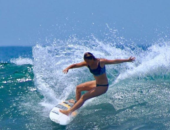 La surfista gijonesa regresó a Asturias el pasado jueves tras pasar un mes en las islas estadounidenses del Pacífico. Hawai fue su último viaje del año, un destino enfocado a desconectar y surfear por libre, una vez bajado el telón de la temporada el mes pasado en Chile.