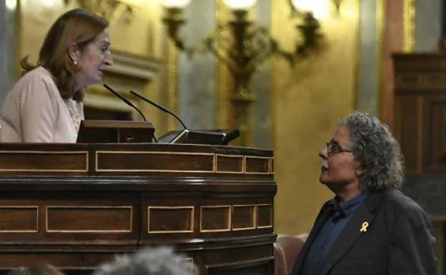 La presidenta del Congreso de los Diputados, Ana Pastor, y el portavoz de Esquerra Republicana, Joan Tardà, antes de la intervención de este útlimo.