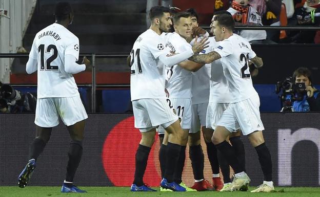 Los jugadores celebrando un gol ante el Manchester United