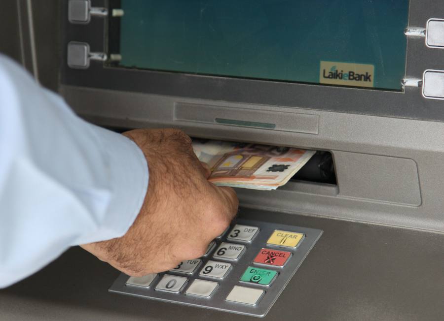 La Guardia Civil alerta sobre cómo actuar en caso de que el cajero no te dé dinero