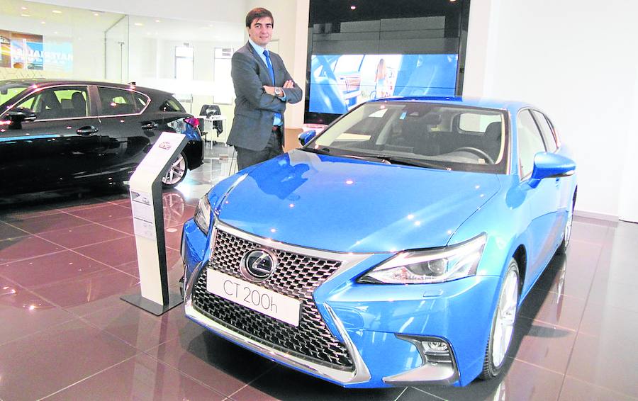 Leonardo Carluccio, director general de Lexus España en las instalaciones de Asturias Híbrida.