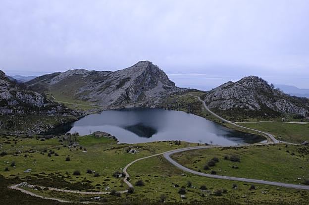 El Enol desde el Mirador de Entrelagos, zona afectada por la contaminación según el estudio. 