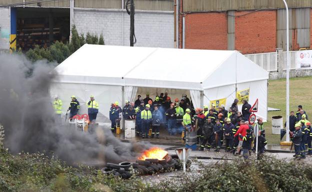 Trabajadores de Alcoa, esta mañana en Avilés.