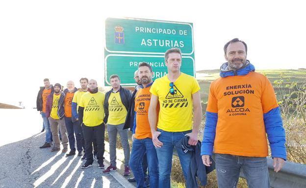 Trabajadores de Alcoa de Avilés y A Coruña en el puente de Porto.