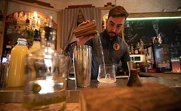 Jorge Serrano, en la barra, en plena acción.