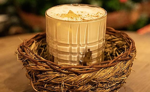 White Russian | Como el anterior, un preparado de sobremesa, elaborado con vodka, licor de café, nata y canela en polvo para decorar. 